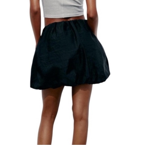 Zara Dresses & Skirts - Zara Pull Up Skirt | Black | | Gathered Cinched Waist Band | Size XS